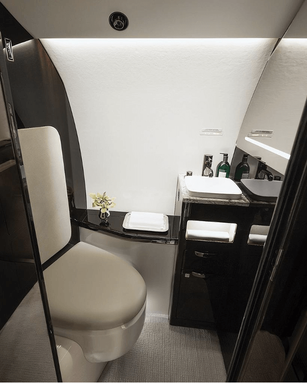 The Gulfstream G500’s forward lavatory, which features a toilet and small sink.